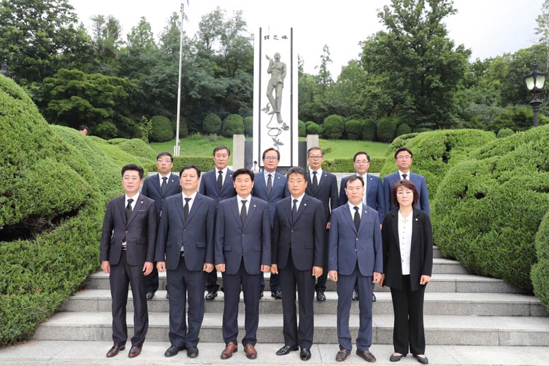 성남시의회 의장단, 현충탑 참배를 시작으로 공식일정 돌입!!