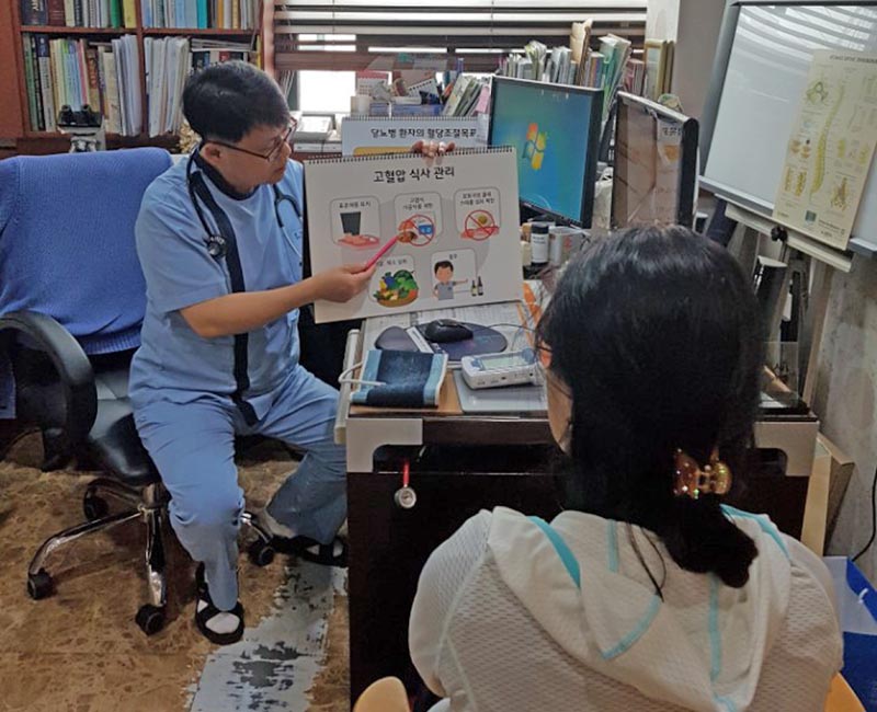 성남 시민행복의원 의사들, 고혈압·당뇨병 관리법 강연