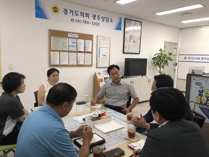 박덕동의원,광주상담소에서 교복업체관계자들과 무상교복조례안 대하여 논의