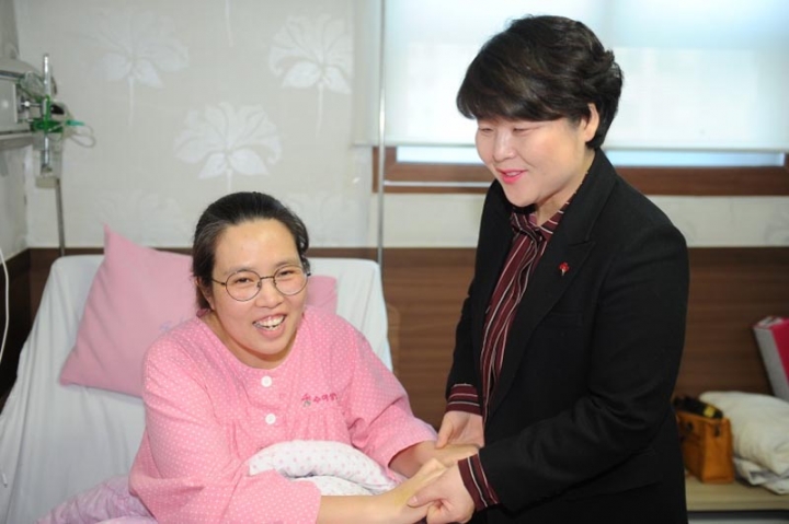 수원시의회 조명자 의장, 여덟째 출산한 다둥이 가족에 따뜻한 온기 전달