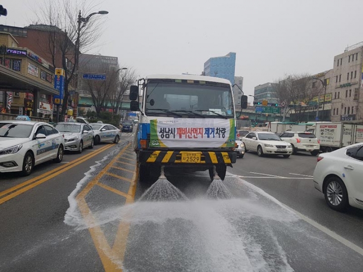 성남시 도로 재비산먼지 가라앉히려 하루 380t 물 뿌려