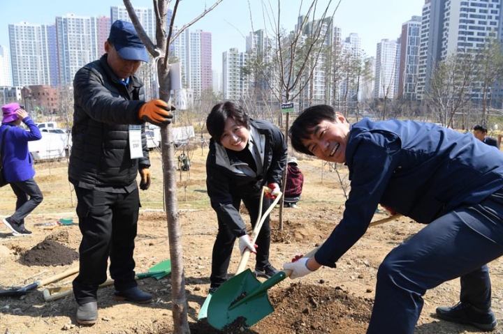 김상호 시장, ‘시민과 함께 나무심기 행사’ 참여