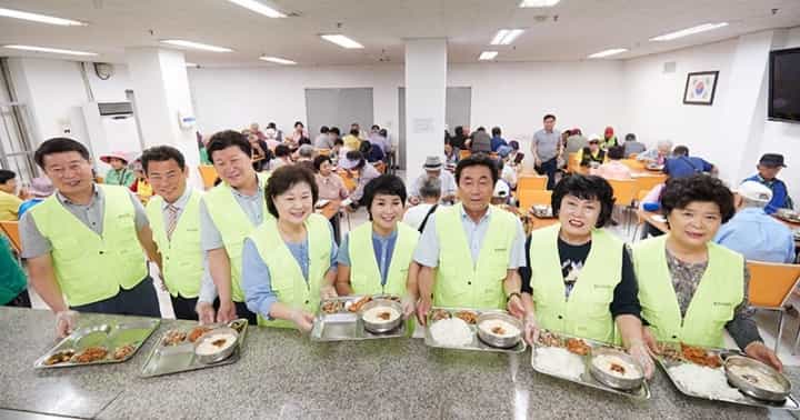 제8대 용인시의회 개원 1주년 배식 봉사활동 실시