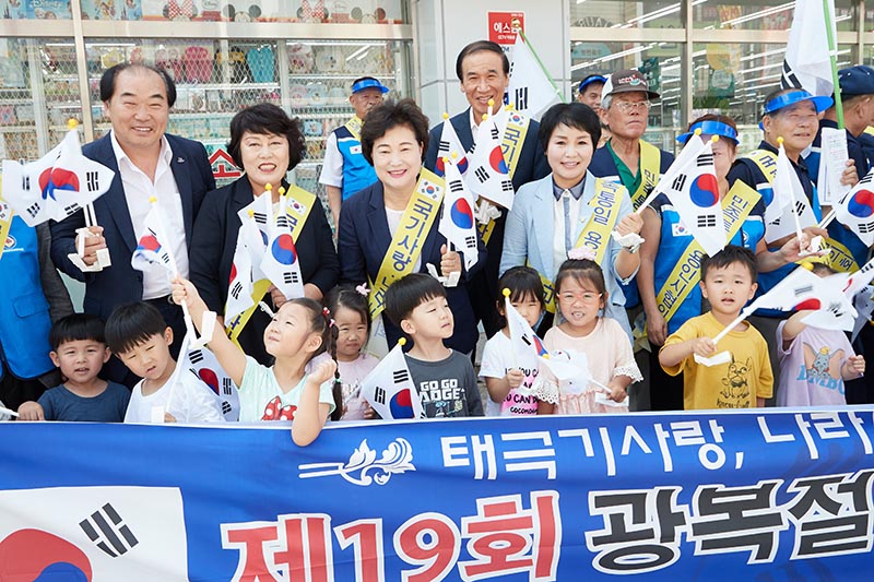 [용인시의회 동정] 광복절 태극기 무료 증정 행사 참여