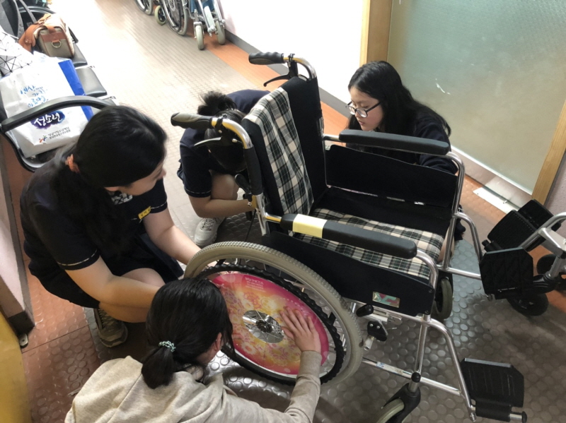청소년이 만드는 휠체어‘특별한 휠체어를 빌려드립니다’