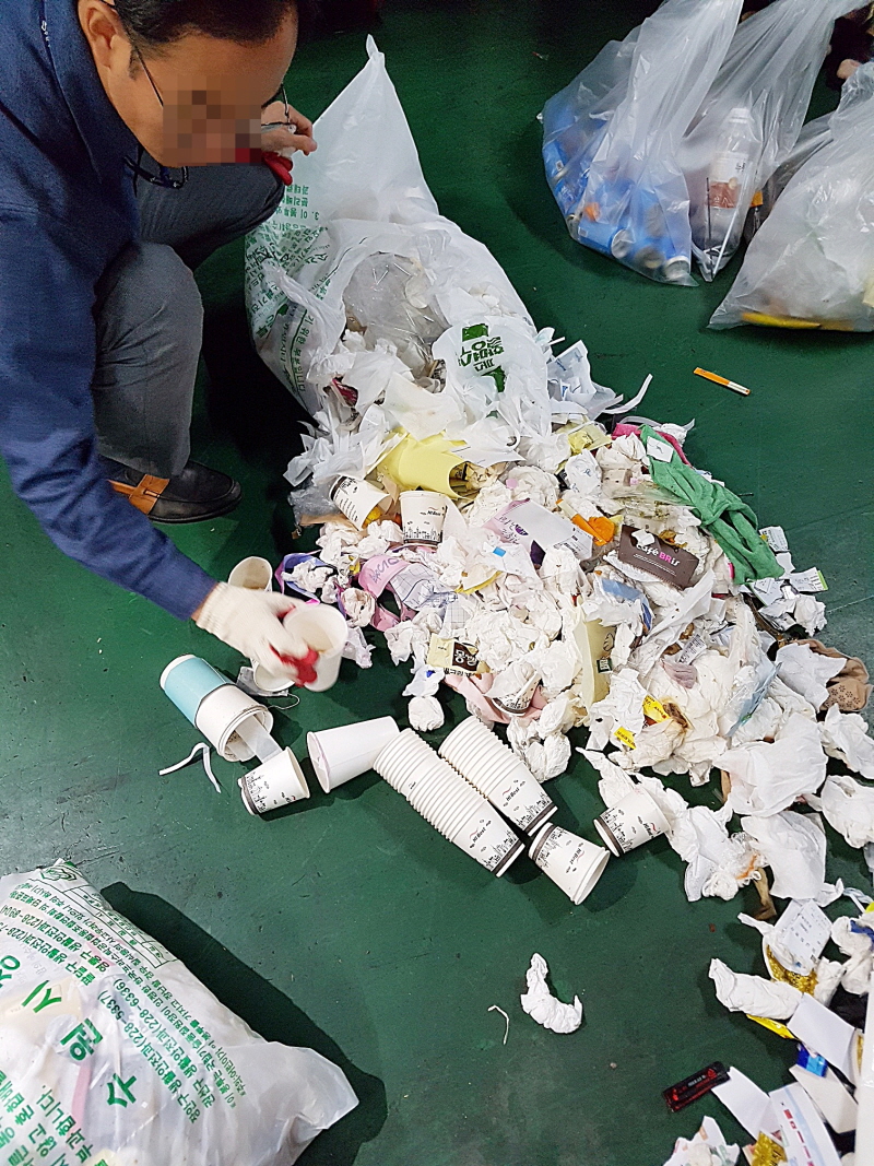 쓰레기 종량제 봉투 뜯어보니 재활용 쓰레기가 쏟아졌다