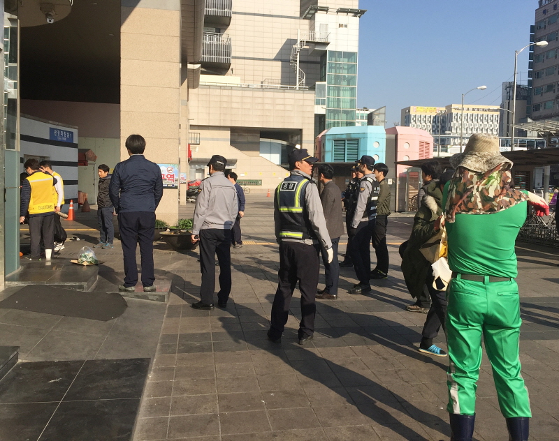 수원시, 민·관·경 합동 '노숙인 보호·환경정화 활동'