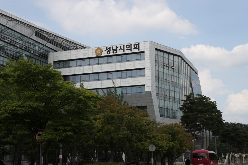 성남시의회, 청사 이전 10주년 기념 식수행사 개최