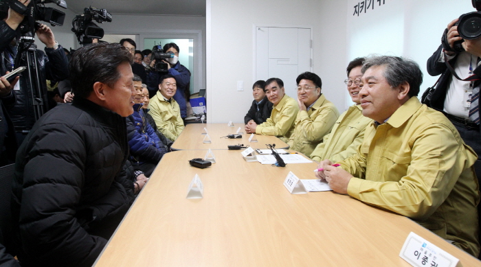 송한준 의장, 우한 3차 교민 포용한 이천지역 방문 …감사와 응원 메시지 전달