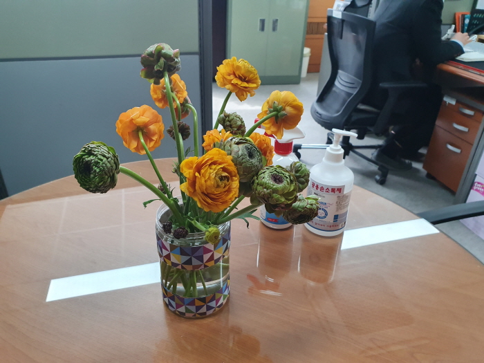 여주시 공직자, 화훼 소비촉진을 위한 「사무실 꽃 생활화」 실천