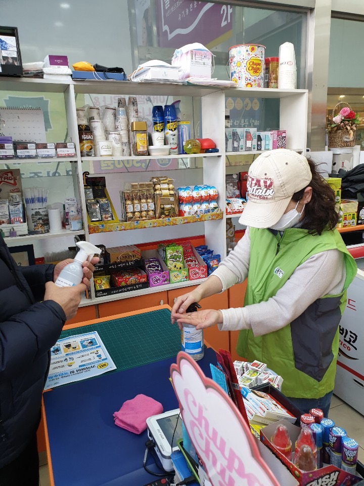 어린이 기호식품 조리판매업소에 손·환경소독제 배부