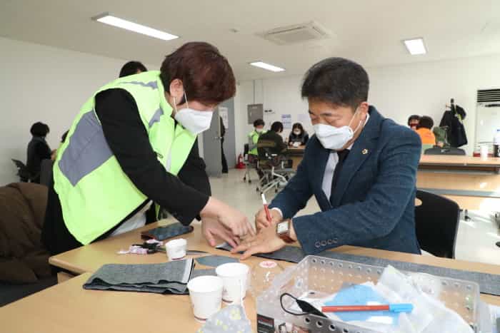 성남시의회, 면 마스크 제작 동참…자원봉사자 격려 이어가