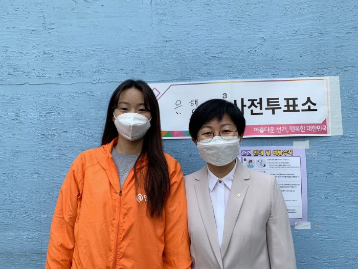 김미희 후보, 첫 투표하는 딸과 함께 사전투표 참여