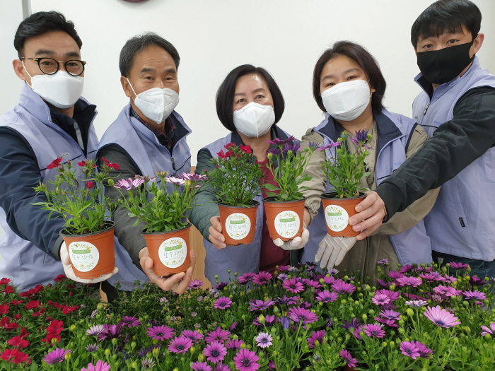 중리동주민자치위원회, 화훼농가 돕기 꽃 구매 나서