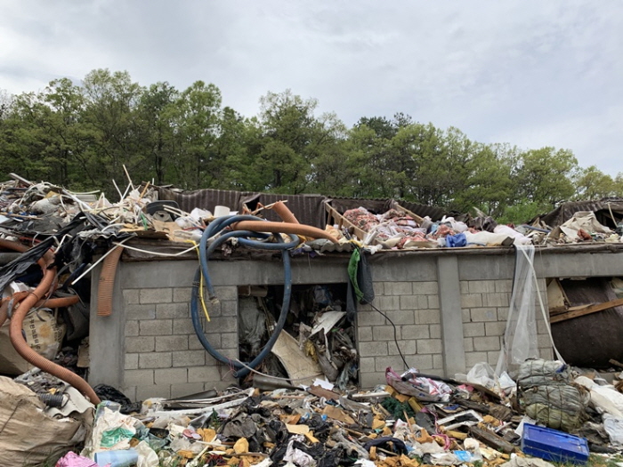 (브리핑) 2,800톤 ‘쓰레기산’ 방치·무단투기 등 불법 폐기물처리업자