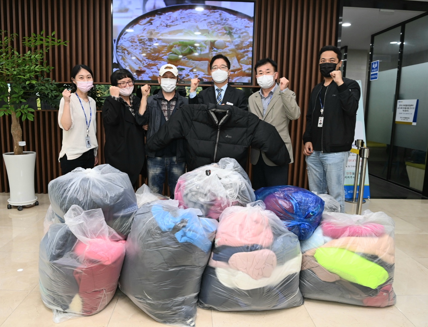 외국인 이웃의 따뜻한 겨울나기 돕기 나선 경기도 공직자들, 외투 280여벌 기부