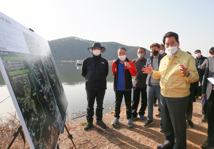 백군기 시장, 이동저수지 환경생태공원 조성 현장 점검