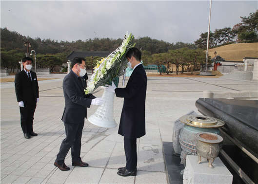 윤창근 성남시의회 의장, 5·18민주묘지 참배