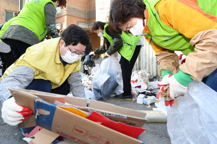 염태영 시장, 주민들과 함께 쓰레기 무단투기된 쓰레기 분리 작업