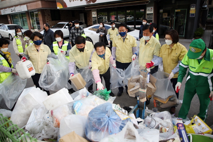 수원시의회 도시환경위, 생활폐기물 샘플링 작업 참여