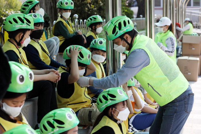 수원시의회 조석환 의장, 수원 세류초에서 ‘찾아가는 자전거 안전교육’참여
