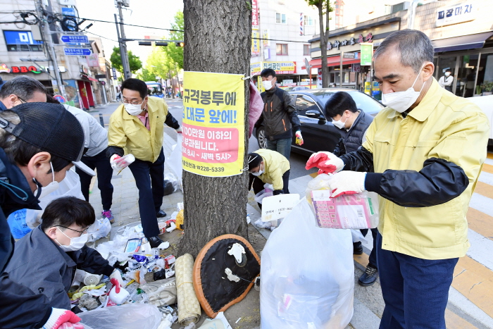조무영 수원시 제2부시장, 주민들과 함께 무단투기 쓰레기 분리 작업