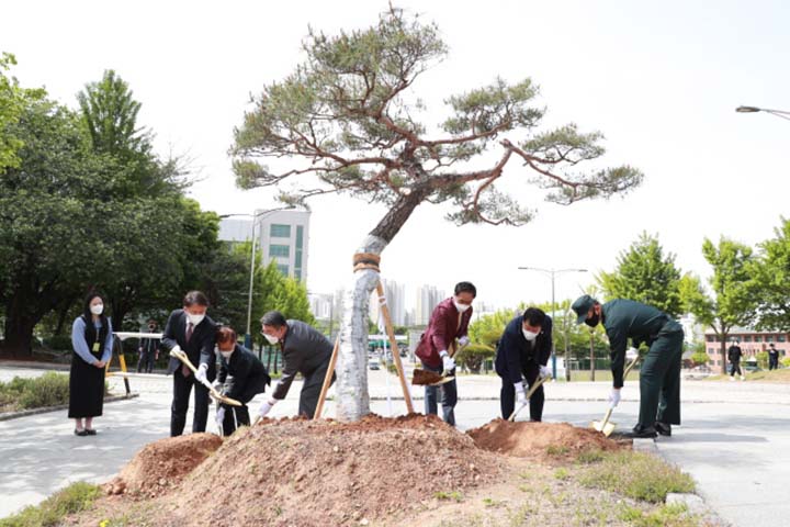 정장선 시장, 평택대학교 발전 유공 기념식수