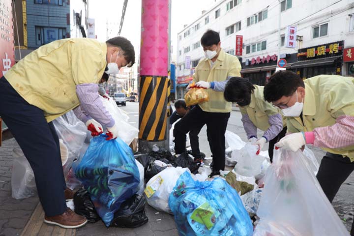 수원시의회,‘쓰레기 대란’현장 분리배출 샘플링 작업 참여