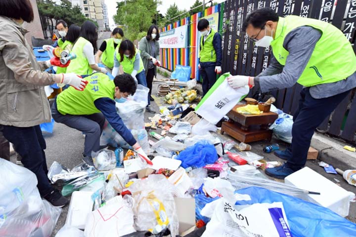 수원시 공직자들, 42개 동에서 재활용쓰레기 분리 작업