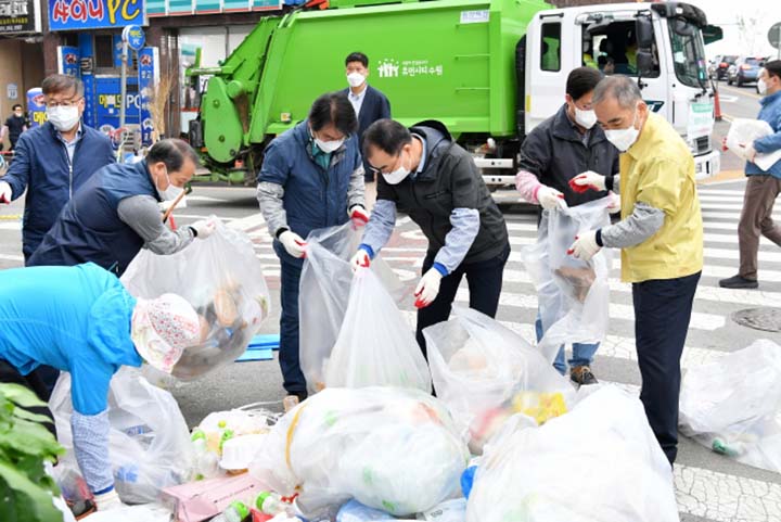 조무영 수원시 제2부시장, 협업기관장들과 무단투기 쓰레기 분리 작업