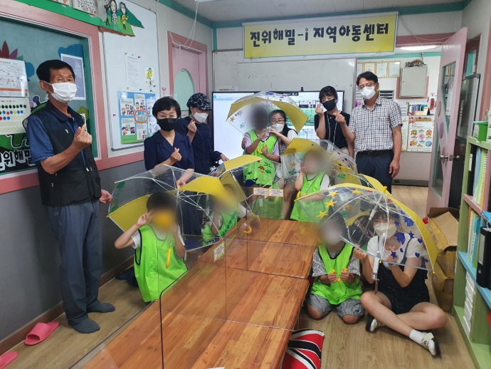 진위면 지역사회보장협의체, 지역아동센터에 어린이 교통안전 우산 전달