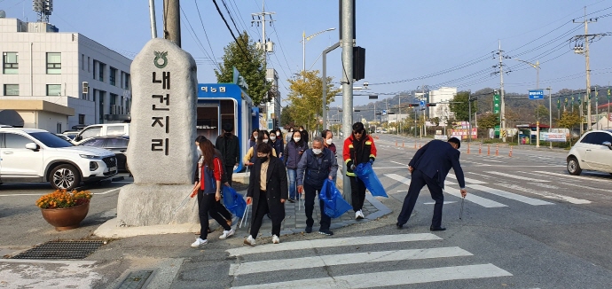 대덕면 직원들, 환경 정화 및 코로나19 방역 봉사 실시