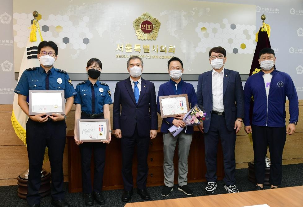서울시의회, “영유아 생명구한 경찰관”과“착한기업 ‘알찬밥집’ 대표”에 표창장 수여