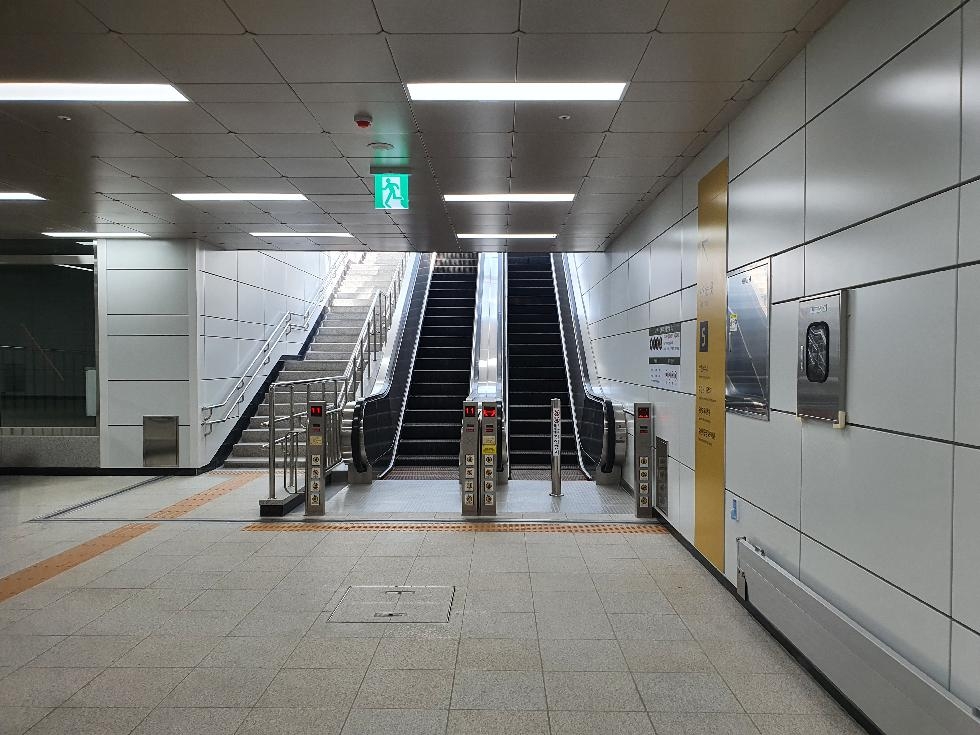 부천시 지하철7호선 신중동역 5번 출구 에스컬레이터 추가설치 완료
