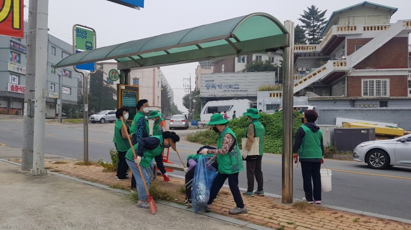 평택시 팽성읍 새마을남녀지도자,  버스승강장 환경정화 활동 실천