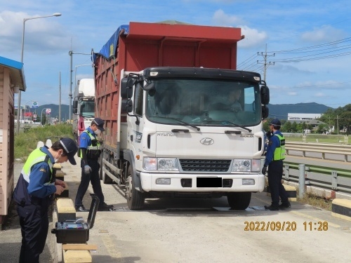 경기도, 도로파손 주범 ‘과적차량’ 단속. 42톤 적재한 트럭 등 18대