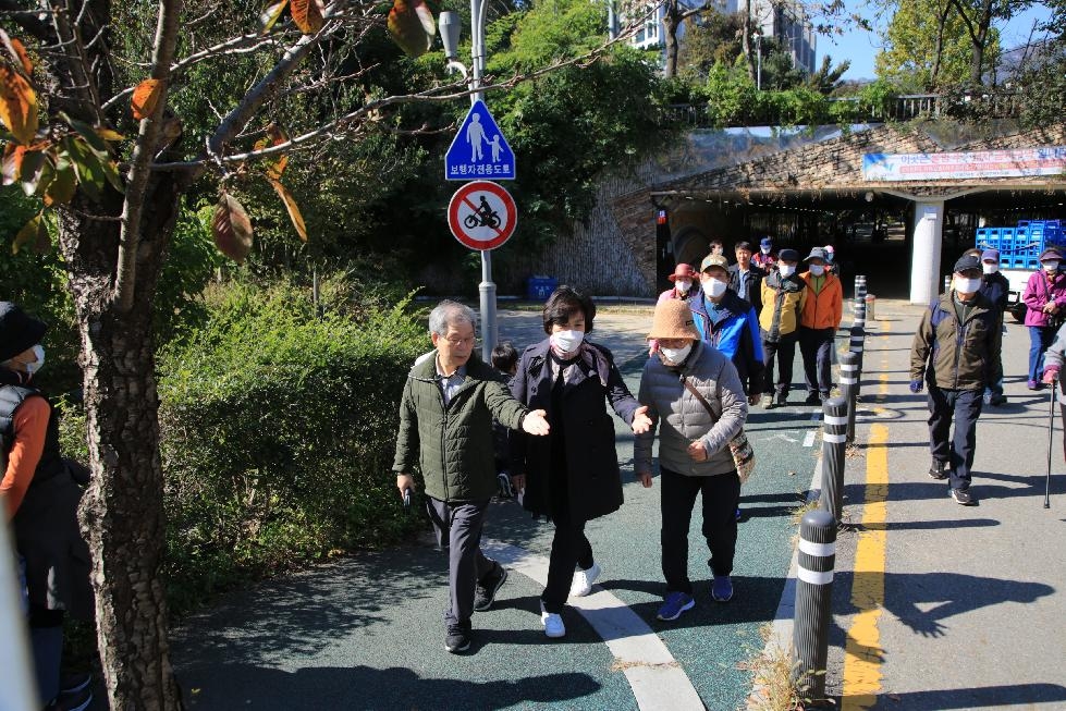 과천 어르신들, 경로의 달 기념행사로 서울대공원 둘레길 걸으며 “소통과 