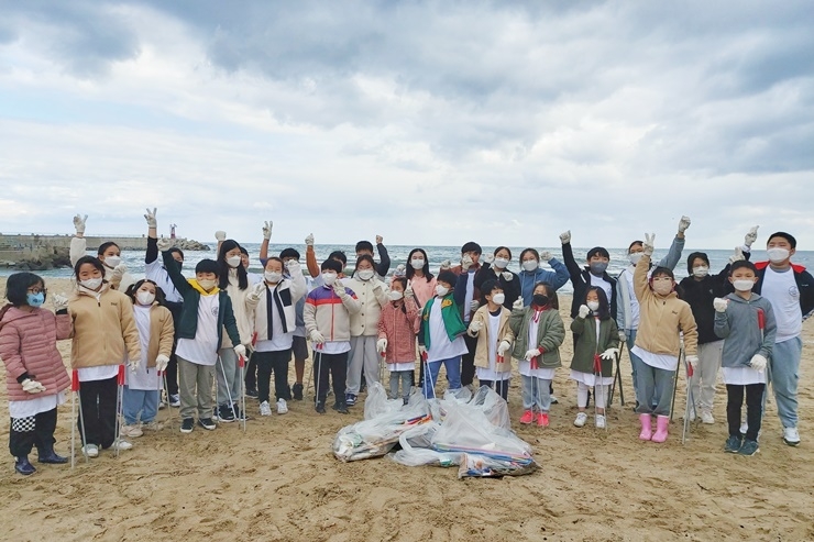 의정부녹색소비자연대 어린이 30명과 해변 쓰레기 수거 활동 실시