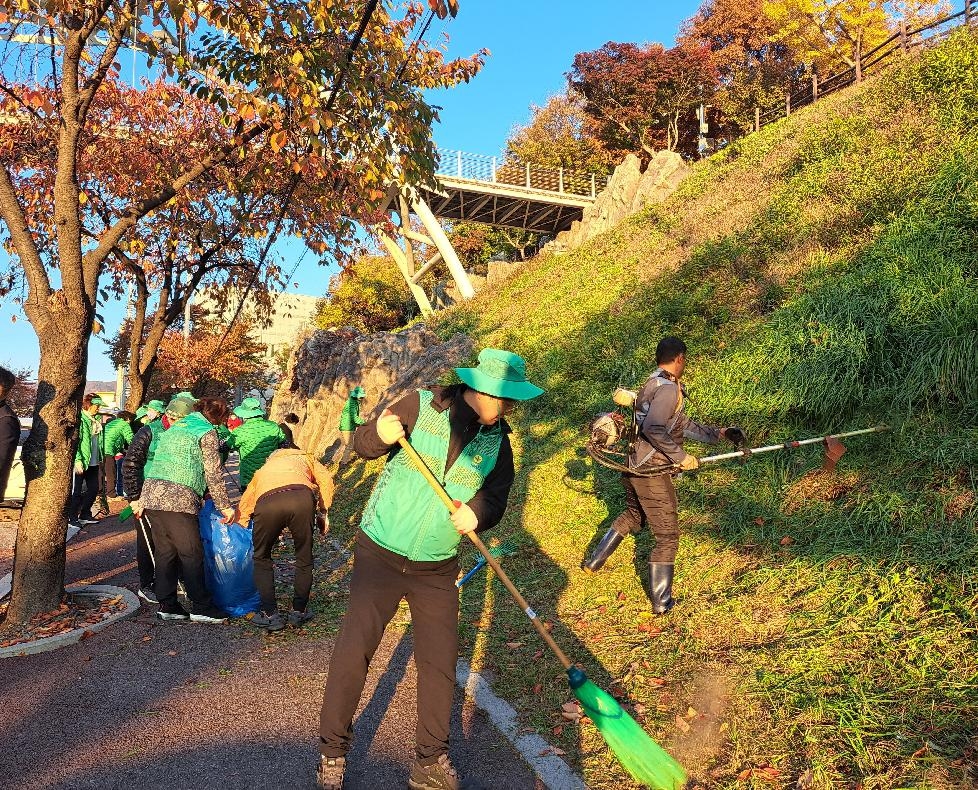 이천시 창전동 새마을남녀협의회, 연말 앞두고 환경정비 박차