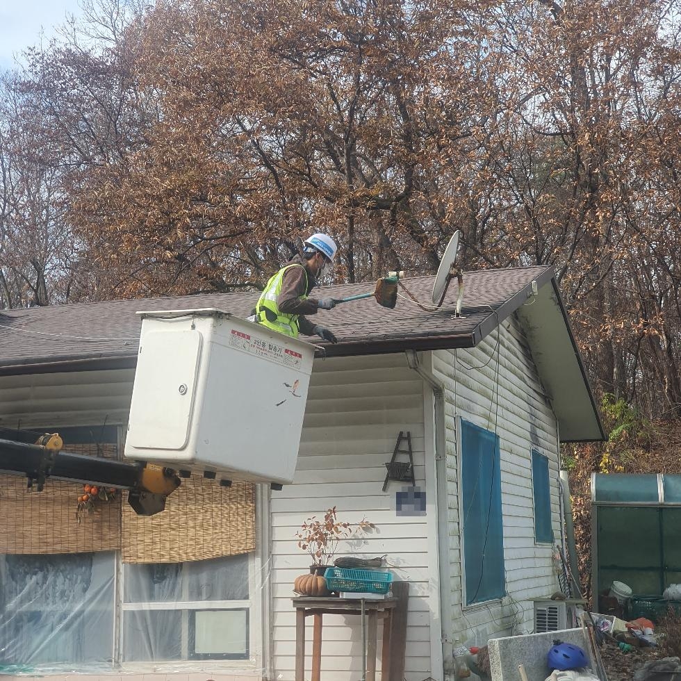 여주도시관리공단 고령 주민의 주택 지붕 퇴적물 제거 작업 실시