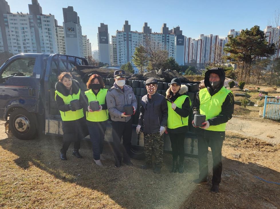 김포시 풍무동생활안전협의회, 취약계층 어르신 가정에 연탄 400장 배달