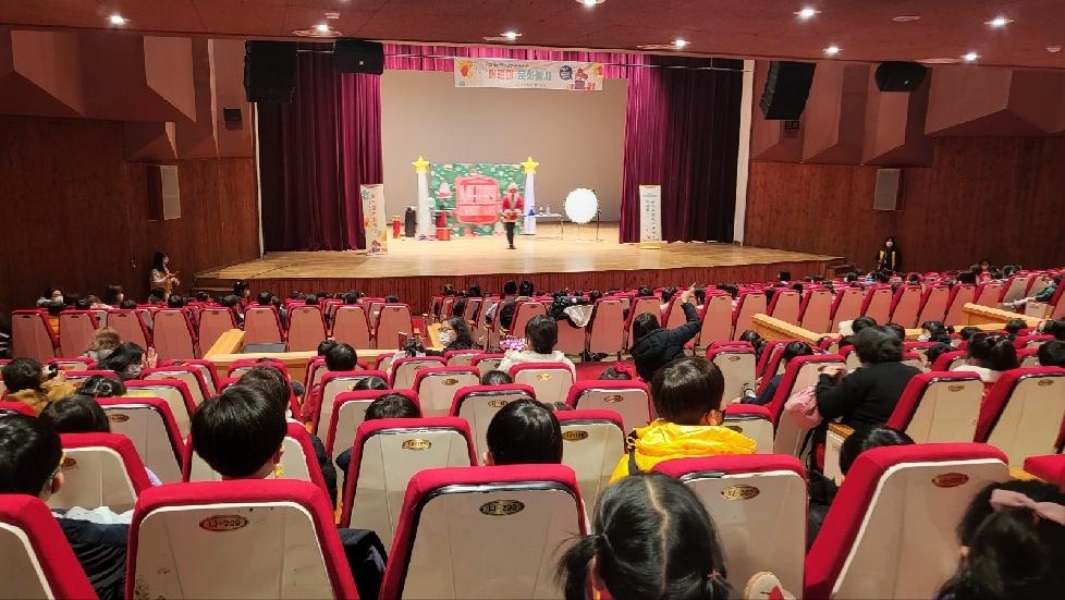 가평군육아종합지원센터, 육아지원행사 ‘산타 매직쇼’ 개최