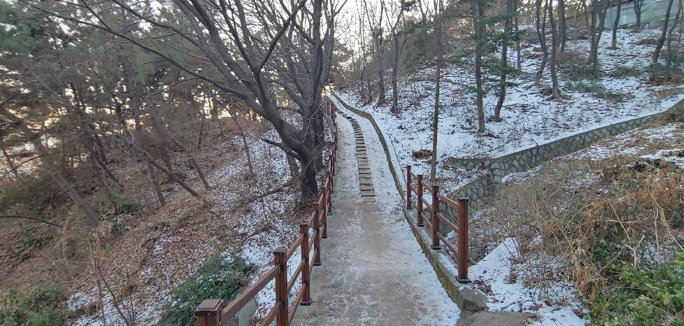 인천 미추홀구 수봉공원을 주민들의 품으로,  산책로변 철조망 5km 철거