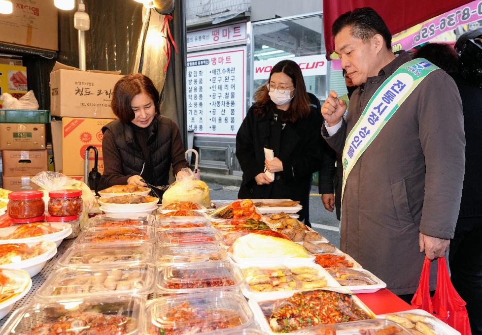 이재준 수원시장, 설 앞두고 전통시장에서 먹을거리 구매해 복지시설에 전달