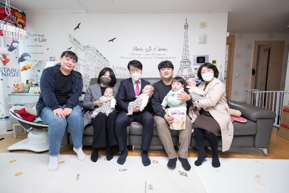 인천 서구에서 태어난 ‘세쌍둥이’···강범석 서구청장, 가정 축하 방문