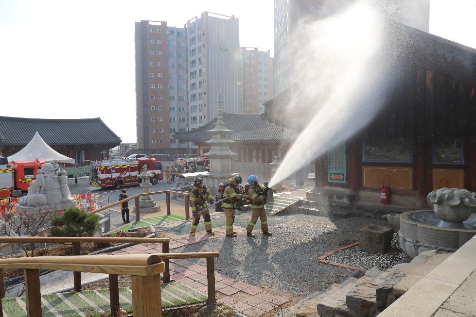 성남소방서, 목조문화재 봉국사 대광명전에서 화재대응 현지적응훈련 실시