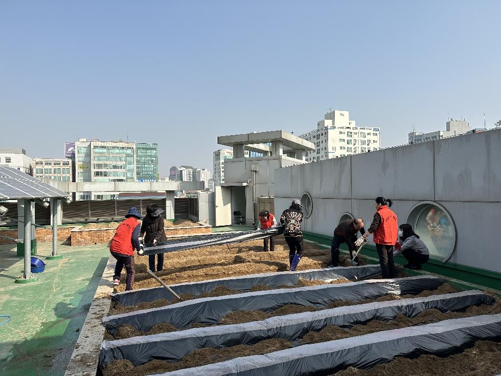 인천 부평구 부평1동 지역사회보장협, 친환경 채소 나눔 위한 옥상 텃밭 모종심기 진행
