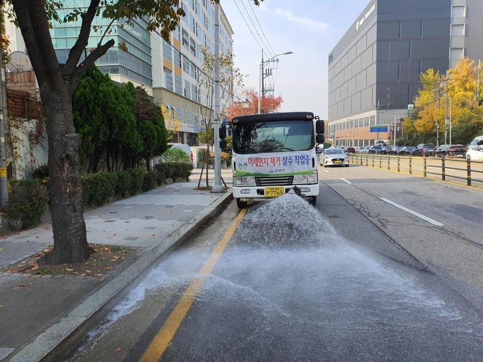 경기도, 도로변 미세먼지 제거 위해 31일까지 ‘도로 청소차` 집중 운행