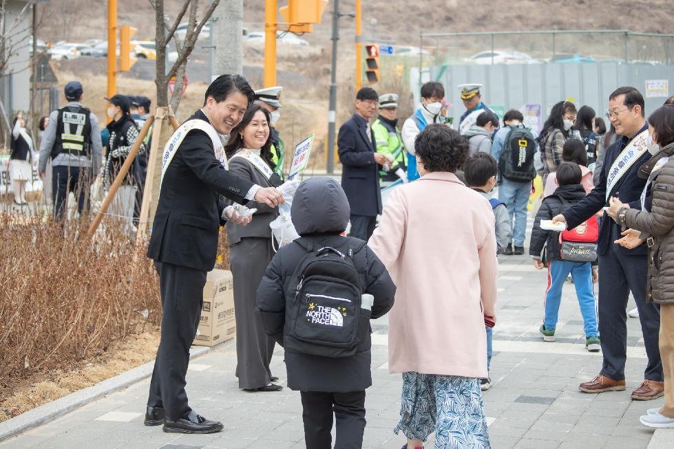 인천 서구, 등굣길 교통안전캠페인···‘어린이교통사고 예방 철저’