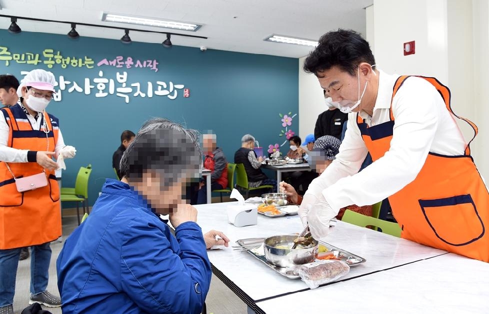 김동근 의정부시장, 고산종합사회복지관 경로식당 배식 봉사